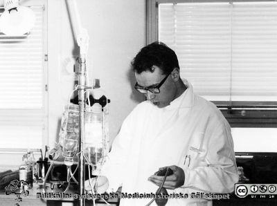 Göran Eklundh på thoraxklinikens laboratorium på fysiologiska institutionen i Lund c:a 1961 
Göran Eklundh (senare internmedicinare) på thoraxklinikens laboratorium på fysiologiska institutionen i Lund c:a 1961 där man gjorde försök med hjärtlungmaskin på hundar, bl.a. med tester av klaffproteser och studier av ventrikelflimmer och defibrillering. Bildkälla Carsten Lührs.
Nyckelord: Lasarettet;Lund;Universitetssjukhuset;USiL;Thorax;Kirurgiska;Kliniken;Experimentell