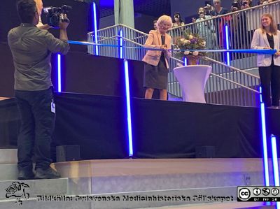 Invigningen av Forum Medicum i Lund. 
Kristina Åkesson, dekan vid medicinska fakulteten, klipper invigningsbandet på ett podium högst upp på stora trappan i entréhallen. Foto Lars Malm 2023-08-30.
Nyckelord: Forum Medicum;Medicinska fakulteten;Lunds universitet;Invigning;Forskning;Utbildning;Bandklippning