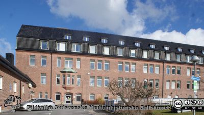 Söderfasaden på Rehabhuset på SUS i Lund. Foto 22 mars 2020.
Söderfasaden på tRehabhuset på SUS i Lund, byggd som  Kvinnokliniken och färdig 1918. Innehåller nu tandvårdsklinik , rehabiliteringsmottaningar och diverse administrationskontor.
Nyckelord: Rehabilitering;Klinik;Kvinnoklinik;Gynekologisk klinik;Barnbördshhus;Livets Museum