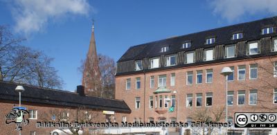 Söderfasaden på Rehabhuset på SUS i Lund
Söderfasaden på Rehabhuset på SUS i Lund, byggd som  Kvinnoklinik och färdig 1918. Innehåller nu tandvårdsklinik, rehabiliteringsmottaningar och diverse administrationskontor. Allhelgonakyrkans torn sticker upp i bakgrunden. Entrén till Livets Museum syns i längan under kyrkotornet.
Nyckelord: Rehabilitering;Klinik;Dental;Vård;Tandvård