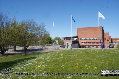 Kårhuset vid Lunds Tekniska högskola en vårdag 2020. 
Foto Berndt Ehinger
Nyckelord: Lunds Tekniska Högskola;Lunds universitet;Skulpturer;Parkmark;Vårsol;Knoppning