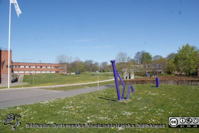 Parkmark med "teknologiska" skulpturer.
Parkmark med "teknologiska" skulpturer vid kårhuset på Lunds Tekniska Högskola (LTH). Foto Berndt Ehinger 2020-04-26.
Nyckelord: LTH;Lunds Tekniska Högskola;Lunds universitet;Skulptur;Parkmark