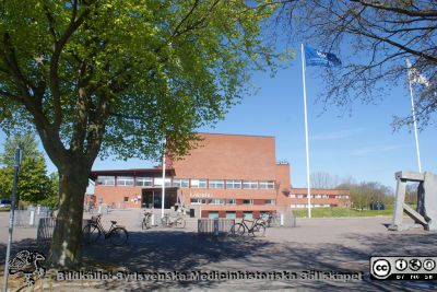 Kårhuset vid Lunds Tekniska högskola en vårdag 2020. 
Foto Berndt Ehinger
Nyckelord: Lunds Tekniska Högskola;Lunds universitet;Kårhus;LTH;Parkmark;Skulpturer