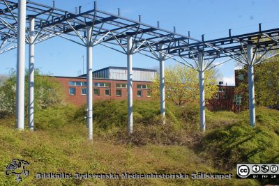 Ett lärorikt misslyckande på hög nivå vid Lunds Tekniska Högskola.
Den misslyckade fontänen "Laxtrappan" vid Tekniska Högskolan i LUnd. Det var tänkt att ställningarna skulle bära stora kar av glas där vatten skulle rinna från det ena till det andra och ner i parkens damm. Men konstnärens tekniske konstruktör, som  lär ha varit en professor vid högskolan, hade inte klart för sig hur vatten beter sig i verkliga livet, och konstruktionen höll inte. Den står kvar som ett minne över och påminnelse om ett misslyckande.
Nyckelord: Konstverk;Laxtrappa;Lunds Tekniska Högskola;Lunds universitet;LTH;Parkmark