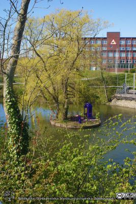 Dammen och Ön i parken vid Lunds Tekniska Högskola.
Dammen och Ön vid Lunds Tekniska Högskola (LTH). Noter den blå telefonkiosken på Ön. Foto en solig vårdag 2020-04-26, Berndt Ehinger
Nyckelord: Lunds Tekniska Högskola;Lunds universitet;Dammen;n.Vårsol;Knoppningstid