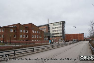 Universitetssjukhuset SUS Lund, mars 2012
Byggnaden med patologiska och rättsmedicinska avdelningarna, BMC-längans norra del, och parkeringshuset Ovalen. Gatorna i förgrunden är Lundlänken (ännu bara bussgata och Baravägen.
Nyckelord: Lasarettet;Lund;Patologisk;Rättsmedicinsk;Institution;Avdelning;Parkeringshus