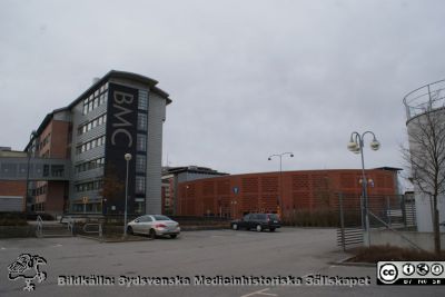 Universitetssjukhuset SUS Lund, mars 2012
Norra delen av BMC-längan. Foto söderut från Baravägen. Parkeringshuset Ovalen. Foto söderut från Baravägen.
