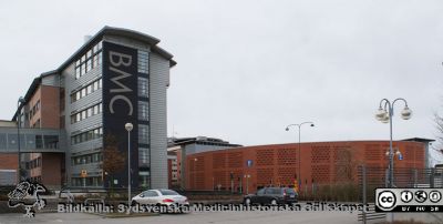 Lasarettet i Lund, mars 2012.
 Norra delen av BMC-längan. Foto söderut från Baravägen. Parkeringshuset Ovalen. Foto söderut från Baravägen.
Nyckelord: Centralblocket;Lund;Universitetssjukhuset;USiL;BMC;Parkeringshus