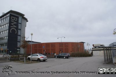 Lasarettet i Lund, mars 2012.
Norra delen av BMC-längan.  Parkeringshuset Ovalen. Längst till höger reservkraftverket. Foto mot sydväst från Baravägen.
Nyckelord: Lasarettet;Lund;Universitetssjukhus;Universitet;USiL;Medicinsk;Fakultet