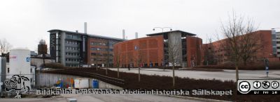 Lasarettet i Lund, mars 2012. 
Från vänster cisterner vid 1950-talets ambulansgarage,  norra delen av BMC-längan och sedan parkeringshuset Ovalen och nya barnkliniken. Foto mot öster från Systervägen vid ambulansgaraget.
Nyckelord: Lasarettet;Lund;Universitetssjukhuset;USiL;Parkeringshus;Barnklinik;BMC