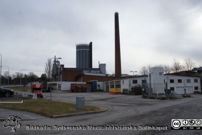 Lasarettet i Lund, mars 2012
Panncentralen och 1950-talets ambulansgarage i sjukhusområdets nordligaste del vid Systervägen och Baravägen. Panncentralen med sitt kylvattentorn och höga skorsten mitt i bilden. Foto mot nordost från Baravägen nära parkeringshuset Kompassen.
Nyckelord: Lasarettet;Lund;Universitetssjukhuset;USiL;Panncentral;Ambulansgarage;Kyltorn;Skorstenar