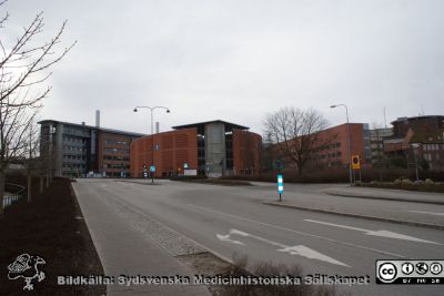 Universitetssjukhuset SUS Lund, mars 2012
Från vänster norra delen av BMC-längan och sedan parkeringshuset Ovalen, nya barnkliniken och en del av gamla seminariet. Foto mot öster från Systervägen vid ambulansgaraget.
Nyckelord: Lund;Lasarettet;Universitetssjukhuset;USiL;BMC;Barnklinik;Medicinsk;Fakultet;Parkeringshus;Gamla Seminariet