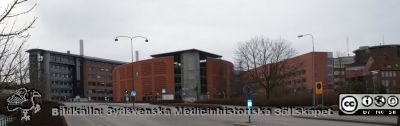 Lasarettet i Lund, mars 2012. 
Från vänster norra delen av BMC-längan och sedan parkeringshuset Ovalen, nya barnkliniken och en del av gamla seminariet. Foto mot öster från Systervägen vid ambulansgaraget.
Nyckelord: Lund;Lasarettet;Universitetssjukhuset;USiL;BMC;Barnklinik;Medicinsk;Fakultet;Parkeringshus;Gamla Seminariet