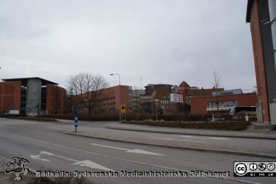 Universitetssjukhuset SUS Lund, mars 2012
Från vänster parkeringshuset ovalen, sedan nya barnkliniken och gamla seminariet med sitt torn. Hitom detta f.d. sjukhusmatsalen ("Paletten") med medicinsk teknisk avdelning i källaren. Längst till höger parkeringshuset Kompassen. Foto söderut från Baravägen vid Systervägen.
