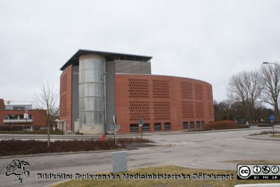 Universitetssjukhuset SUS Lund, mars 2012
Parkeringshuset Kompassen. Foto mot sydväst från korstningen mellan Baravägen och Systervägen.
Nyckelord: Lasarettet;Lund;Universitetssjukhuset;USiL;Parkeringshus;Kompassen