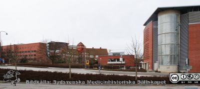 Lasarettet i Lund, mars 2012. 
Från vänster nya barnkliniken och gamla seminariet med sitt toppiga torn. Hitom detta f.d. sjukhusmatsalen ("Paletten") med medicinsk teknisk avdelning i källaren. Längst till höger parkeringshuset Kompassen. Foto söderut från Baravägen vid Systervägen.
Nyckelord: Lasarettet;Lund;Universitetssjukhuset;USiL;Barnklinik;Gamla Seminariet;Parkeringshus