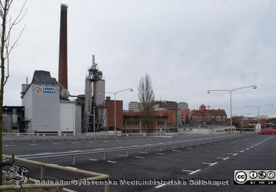 Universitetssjukhuset SUS Lund, mars 2012. 
Vy söderut från parkeringsplatsen vid Systervägen. Från vänster Panncentralen, logistikcentrum, barnsjukhuset BUS, i fonden centralblocket, Gamla seminariet, f.d. personalmatsalen (nu MTA).
Nyckelord: Universitetssjukhuset;USiL;Parkeringshus;Panncentral;Barnsjukhus;Centralblocket;Personalmatsal