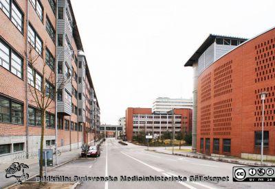 Universitetssjukhuset SUS Lund, 2012. Klinikgatan. BMC till vänster, parkeringshuset Ovalen till höger.
Universitetssjukhuset SUS Lund, mars 2012. Vy söderut längs Klinikgatan. Biomedicinskt Centrum (BMC) till vänster, ögonkliniken A i fonden, C-F-blocken, barnkliniken BUS och parkeringshuset Ovalen till höger.
Nyckelord: BMC;Barnsjukhus;BUS;_Ögonklinik;Centralblocket;Parkeringshus