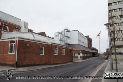 Universitetssjukhuset SUS Lund, mars 2012
Vy västerut längs Klinikgatan vid ögonkliniken A och akutmottagningen. Kvinnokliniken mellan dessa båda.
Nyckelord: _Ögonklinik;KK;Kvinnoklinik;BB;Förlossningsavdelning;Akutmottagning;Centralblocket;Lund;Universitetssjukhuset;USiL