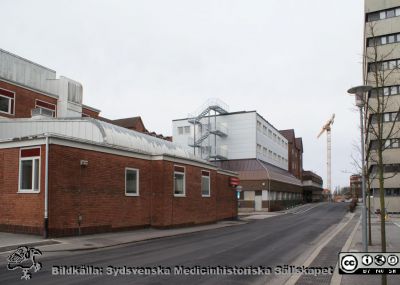 Lasarettet i Lund, mars 2012
Vy västerut längs Klinikgatan vid ögonkliniken A och akutmottagningen.Kvinnokliniken mellan dessa båda.
Nyckelord: Ögonklinik;KK;Kvinnoklinik;BB;Förlossningsavdelning;Akutmottagning;Centralblocket;Lund;Universitetssjukhuset;USiL