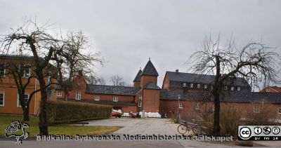 Universitetssjukhuset SUS Lund, 2012. 1918 års ovanjordiska kulvert
Universitetssjukhuset SUS Lund, mars 2012. 1918 års ovanjordiska kulvert, en sluttande gång längs Allhelgona Kyrkogata. Till vänster den tvåvånings barack som huserade telefonväxeln och expeditioner för externa byggfirmor mm. 1929 års lasarettskök sticker upp bakom kulverten, nu teologisk institution. Tornen hör till den västra valvbågen över Allhelgona Kyrkogata.
Med lite god vilja skulle man här kunna anlägga en tilltalande park som skulle passa väl ihop med den mellan UB, Skissernas Museum och Biskopshuset.
Nyckelord: Universitetssjukhuset SUS Lund;USiL;Kulvert;Telefonväxel;Administration;Barack