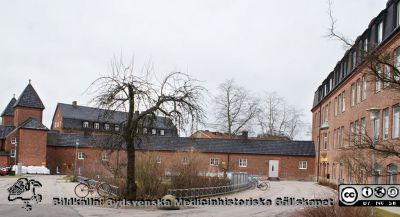 Universitetssjukhuset SUS Lund, 2012. 1918 års kvinnoklinik, nu rehabhus.
Universitetssjukhuset SUS Lund, mars 2012. 1918 års kvinnoklinik, nu rehabhus.Till vänster den sluttande ovanjordiska kulverten som förband södra och norra lasarettsområdet med tornen vid det västra valvet. Den blev senare lokal för Livets Museum. I bakgrunden till vänster taket på 1929 års sjukhuskök, nu teologisk institution. 
Med lite god vilja skulle man här kunna anlägga en tilltalande park som skulle passa väl ihop med den mellan UB, Skissernas Museum och Biskopshuset.
Nyckelord: Universitetssjukhuset SUS Lund;Sjukhuskök;Teologisk;Institution;Klinik;Kulvert;Kvinnoklinik;Rebabilitering