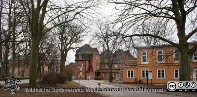 Universitetssjukhuset SUS Lund, 2012. Sydöstra delen av 1918 års ovanjordiska kulvert med valvtorn och restaurang Valvet. Barack som hyser telefonväxeln och expeditioner för externa byggfirmor.
Universitetssjukhuset SUS Lund, mars 2012. Sydöstra delen av 1918 års ovanjordiska kulvert mellan södra och norra lasarettsområdet med valvtorn och restaurang Valvet. Hitom den tvåvånings barack som hyser telefonväxeln och expeditioner för externa byggfirmor mm. Gamla Giskopshuset skymtar mellan träden till vänster. 
Med lite god vilja skulle man här kunna anlägga en tilltalande pa som skulle passa väl ihop med den mellan UB, Skissernas Museum och Biskopshuset.
Nyckelord: Universitetssjukhuset SUS Lund;USiL;Kulvert;Administration;Telefonväxel;Valvet;Restaurang.