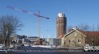 Astronomiska institutionen med gamla vattentornet och bygget av Forum Medicum nära korsningen mellan Sölvegatan och Tornavägen 
Astronomiska institutionen med gamla vattentornet och bygget av Forum Medicum nära korsningen mellan Sölvegatan och Tornavägen Biomedicinskt Centrum (BMC) och Universitetssjukhuset i Lund i bakgrunden. Foto i februari 2021, Berndt Ehinger
Nyckelord: Forum Medicum;Universitetssjukhuset i Lund;Medicinska Fakulteten;Lunds universitet