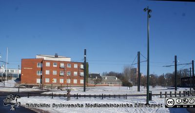 Biologihuset och spårvägen vid Lunds Tekniska Högskola. 
I bakgrunden höghuset Ideon Gateway.
Nyckelord: Biologihus;Lunds Tekniska Högskola;Naturvetenskaplig fakultet;Spårväg