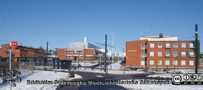 Wallenberglaboratoriet och Biologihuset nära Lunds Tekniska Högskola (LTH) på norra institutionsområdet i Lund. 
Spårvägen med hållplats LTH hitom. Foto i februari 2021 från Sölvegatan norr om Dammen.
Nyckelord: LTH;Lunds Tekniska Högskola;Biologihuset;Wallenberglaboratoriet;Spårvägen;Lunds universitet