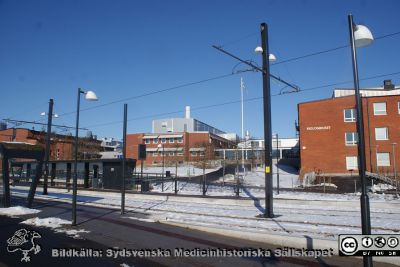 från spårvagnshållplatsen LTH.
Wallenberglaboratoriet och biologihuset från spårvagnshållplatsen Lunds Tekniska Högskola (LTH).
Nyckelord: Wallenberglaboratoriet;Biologihus;Naturvetenskaplig fakultet;Lunds Tekniska Högskola;Spårväg;LTH