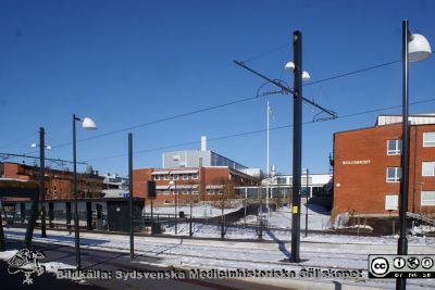 Biologihuset och Wallenberglaboratoriet nära Lunds Tekniska Högskola (LTH)
Biologihuset och Wallenberglaboratoriet nära Lunds Tekniska Högskola (LTH) på norra institutionsområdet i Lund. Spårvägen med hållplats LTH hitom. Foto i februari 2021, Berndt Ehinger.
Nyckelord: Laboratorier;LTH;Vinter