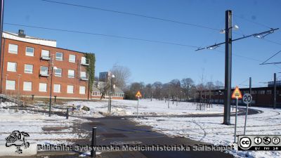 Spårvägen med biologihuset och Lunds Tekniska Högskola (LTH). 
Höghuset Ideon Gateway sticker upp i fonden. Foto i februari 2021, Berndt Ehinger
Nyckelord: Biologihuset;Lunds Tekniska Högskola;Lunds universitet;LTH