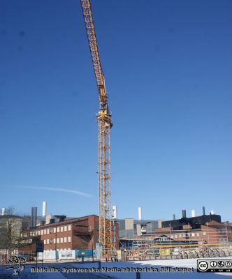 Forum Medicum har just börjat byggas i norra änden av Sölvegatan i Lund. 
Byggnaden kommer att bli ett stort komplex, sammanbyggt med Biomedicinskt Centrum (BMC) i bakgrunden Byggkranen antyder att huset blir högt.
Nyckelord: Bygge;Forum Medicum;Biomedicinskt Centrum;BMC;Lyftkran