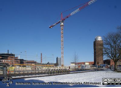 Forum Medicum har just börjat byggas i norra änden av Sölvegatan i Lund. 
Den kommer att bli ett stort komplex, sammanbyggt med Biomedicinskt Centrum (BMC) i bakgrunden Byggkranen antyder att huset blir högt. Fem våningar planeras. Foto i februari 2021, Berndt Ehinger.
Nyckelord: Forum Medicum;Biomedicinskt Centrum;Lunds universitet;Akademiska Hus;Medicinska fakulteten;Bygge