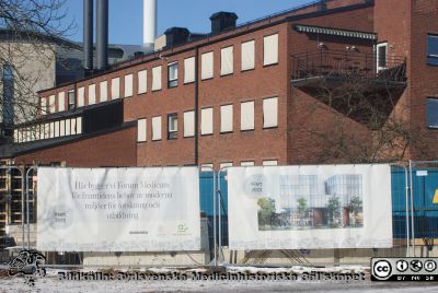 Skyltar om att Forum Medicum just har börjat byggas.
Forum Medicum har just börjat byggas i norra änden av Sölvegatan i Lund. Den kommer att bli ett stort komplex, sammanbyggt med Biomedicinskt Centrum (BMC) i bakgrunden
Nyckelord: Forum Medicum;Bygge;Biomedicinskt Centrum;Kanslihus