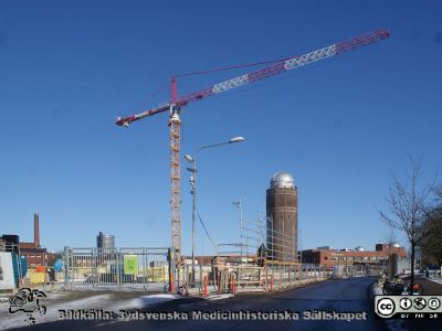 Forum Medicum har just börjat byggas i norra änden av Sölvegatan i Lund. 
Byggnaden kommer att bli ett stort komplex, sammanbyggt med Biomedicinskt Centrum (BMC) i bakgrunden Byggkranen antyder att huset blir högt.
Nyckelord: Biomedicinskt Centrum;Bygge;Forum Medicum;BMC