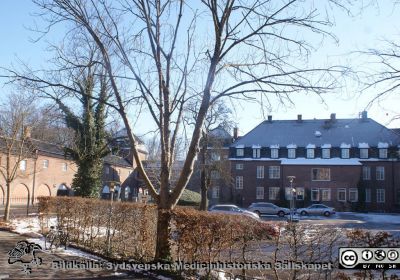 Fasad åt väster på gamla kirurgiska klinikens norra del. 
Byggnaden rymmer nu Centrum för genusvetenskap.
Foto från gamla lasarettskökets trappa. Det huset rymmer nu verksamheter inom teologi och humaniora.
Nyckelord: Gamla kirurgiska kliniken i Lund.