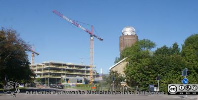 Forum Medicum byggs vid gamla vattentornet
Forum Medicum byggs vid gamla vattentornet i Sölvegatans norra ände. Foto från öster. 2021-08-22.
Nyckelord: Forskningslokaler;Lunds universitet;Medicinska fakulteten;Unversitetet i Lund;Undervisning;Bygge;Administration;Öster