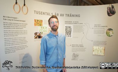 Intendent Mats Engström visar den nya medicinhistoriska utställningen "Att träna kroppen - från Ling till Schwarzenegger" för museiguiderna. 
Intendent Mats Engström visar 2021-08-23 den nya medicinhistoriska utställningen "Att träna kroppen - från Ling till Schwarzenegger" för museiguiderna. Den handlar om gymnastik och rörelsebehandling i gången tid, och var pandemismygande öppnad redan våren 2021
Nyckelord: Utställning;Visning;Livets Museum;Sydsvenska medicinhistoriska Sällskapet;SMHS;Fysikalis terapi;Rörelsebehandling;Sjukgämnastik