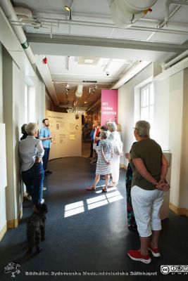 Intendent Mats Engström visar 2021-08-23 den nya medicinhistoriska utställningen för museiguiderna. 
Intendent Mats Engström visar 2021-08-23 den nya medicinhistoriska utställningen för museiguiderna. Den handlar  om gymnastik och rörelsebehandling, och var pandemismygande öppnad våren 2021. Guidernas namn finns i bildfil DSC03797NumCpg. Närmast kameran guiderna Harriet Svensson och Anitha Bruun.
Nyckelord: Utställning;Visning;Livets Museum;Sydsvenska medicinhistoriska Sällskapet;SMHS;Fysikalis terapi;Rörelsebehandling;Sjukgämnastik