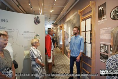 Intendent Mats Engström visar 2021-08-23 den nya medicinhistoriska utställningen för museiguiderna. 
Intendent Mats Engström visar 2021-08-23 den nya medicinhistoriska utställningen för museiguiderna. Den handlar  om gymnastik och rörelsebehandling, och var pandemismygande öppnad våren 2021. Guidernas namn finns i bildfil DSC03797NumCpg. 
Nyckelord: Utställning;Visning;Livets Museum;Sydsvenska medicinhistoriska Sällskapet;SMHS;Fysikalis terapi;Rörelsebehandling;Sjukgämnastik