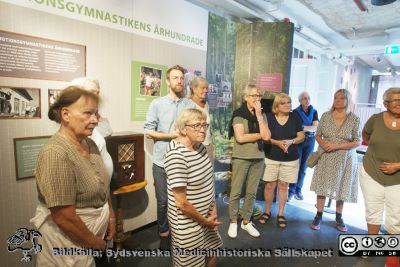 Intendent Mats Engström visar utställningen "Att träna kroppen - från Ling till Schwarzenegger" 
Intendent Mats Engström visar 2021-08-23 den nya medicinhistoriska utställningen "Att träna kroppen - från Ling till Schwarzenegger" för museiguiderna. Den handlar om gymnastik och rörelsebehandling i gången tid, och var pandemismygande öppnad redan våren 2021. Guidernas namn framgår av bildfil DSC03797NumCpg.
Nyckelord: Utställning;Visning;Livets Museum;Sydsvenska medicinhistoriska Sällskapet;SMHS;Fysikalis terapi;Rörelsebehandling;Sjukgämnastik