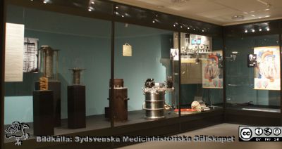 Från Medicinhistoriska uställningen i centralblocket på Universitetssjukhuset i Lund 2009
Medicinhistoriska uställningen i centralblocket på Universitetssjukhuset i Lund kvällen före invigningen. Avdelningens om Nils Alwall och hans dialys i montern rakt fram; Inge Edler och ultraljudsundersökningar till höger, i utställningens fond.
Nyckelord: Universitetssjukhus;USiL;Utställning;Medicinhistoria;Centralblocket;Lasarettet;Lund;Entréhallen