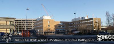 Medicon Village i Lund. 
Vy österut från Schelevägen mot f. d. Astra Zenecas huvudbyggnad längst till höger i bilden. Bortom ses betongstommen till det nya parkeringshuset under byggnad.
Nyckelord: Forskarby;forskarhotell;Medicinska fakulteten;Lunds universitet;Forskningslokaler;Laboratorier