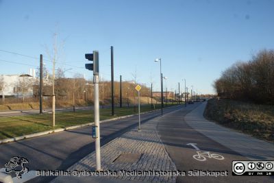 Spårväg, körbana, cykelbana och gångväg vid Ideon och Medicon Village i Lund
Foto österut från korsningen mellan Sölvegatan / Ideontorget / Ideonvägen och Scheelevägen.
Nyckelord: Forskarby;forskarhotell;Forskningslokaler;Laboratorier