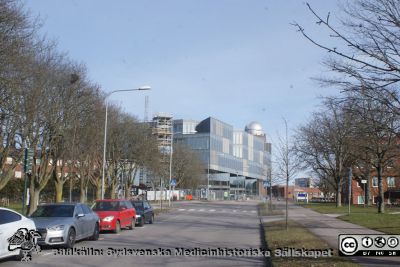 Forum Medicum under byggnad
Foto från Sölvegatan vid Lux (tidigare zoologisk institution). Forna fysiologiska institutionen och BMC-labortorierna bortom träden till vänster. Längst bort i fonden skymtar astronomiska institutionen. Till höger fysiska institutionen bakom träden.
Nyckelord: Medicinska fakulteten;Lunds universitet;Bygge;Institutioner