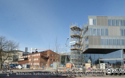 Forum Medicum under byggnad
Foto från Sölvegatan vid fysiska institutionen, mot väster. Forna fysiologiska institutionen, sedermera medicinska fakultetens kansli och BMC-laboratorierna i bakgrunden. Längst i fonden skymtar byggkranar vid centralblocket på Universitetssjukhuset SUS Lund
Nyckelord: Medicinska fakulteten;Lunds universitet;Bygge;Institution;Laboratorier