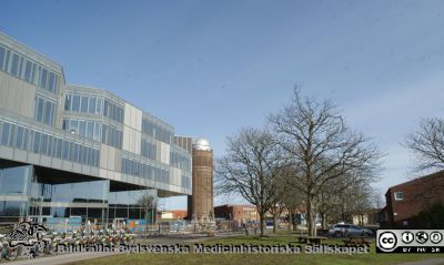 Forum Medicum under byggnad. Foto av fasaden möt öter från gräsplanen vid fysika institutionen. Astronomiska institutionen till höger med teleskopkupoler.
Nyckelord: Medicinska fakulteten;Lunds universitet;Bygge;Institution;Fysiska;LTH;Lunds tekniska högskola