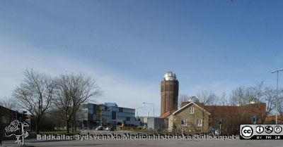 Forum Medicum under byggnad
Foto från Sölvegatans mynning in i Tunavägen. Astronomiska institutionen till höger med kupoler för astronomiska teleskop.
Nyckelord: Medicinska fakulteten;Lunds universitet;Bygge